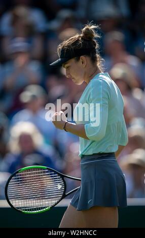 Simona Halep von Rumänien in Aktion gegen Polona Hercog der Slowakei auf die Natur Tal Internationale 2019, Devonshire Park, Eastbourne - England. Wednes Stockfoto