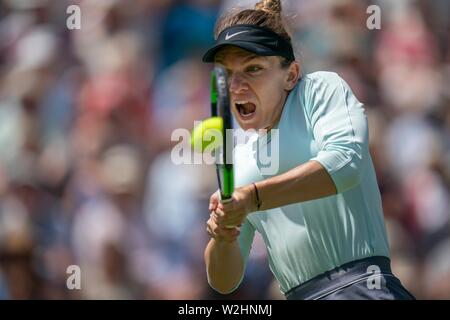 Simona Halep Rumäniens spielen mit zwei rückhand gegen Angelique Kerber in Deutschland übergeben. Simona Halep Natur Tal Internationale 2019, Devonshire Stockfoto