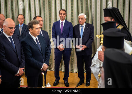 Athen, Griechenland. 09 Juli, 2019. Kyriakos Mitsotakis (l), Präsident der konservativen Partei Nea Dimokratia (ND) und der neu gewählte Premierminister, und Prokopis Pavlopoulos Hhinten r), Präsident Griechenlands, nehmen teil an der Vereidigung der neuen griechischen Kabinett im Präsidentenpalast. Credit: Angelos Tzortzinis/dpa/Alamy leben Nachrichten Stockfoto