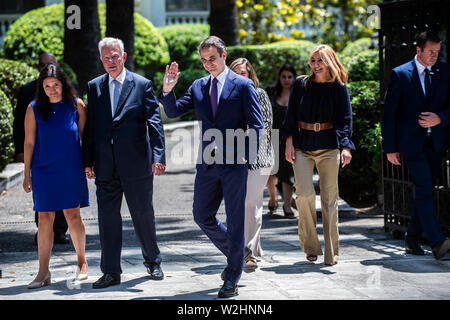 Athen, Griechenland. 09 Juli, 2019. Kyriakos Mitsotakis (vorn r), Präsident der konservativen Partei Nea Dimokratia (ND) und der neu gewählte Premierminister, und der Stellvertretende Ministerpräsident Panagiotis Pikrammenos (vorne M) kommen in der neuen griechischen Kabinett zu schwören. Credit: Angelos Tzortzinis/dpa/Alamy leben Nachrichten Stockfoto