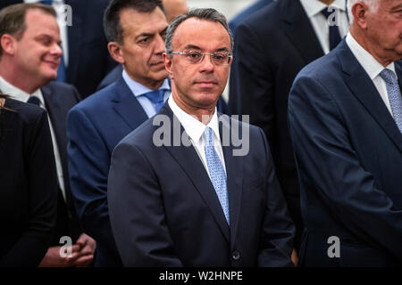 Athen, Griechenland. 09 Juli, 2019. Christos Staikouras, neu ernannte der griechische Finanzminister (M), beteiligt sich an der Vereidigung der neuen griechischen Kabinett im Präsidentenpalast. Credit: Angelos Tzortzinis/dpa/Alamy leben Nachrichten Stockfoto