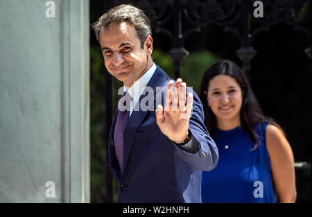 Athen, Griechenland. 09 Juli, 2019. Kyriakos Mitsotakis (l), Präsident der konservativen Partei Nea Dimokratia (ND) und der neu gewählte Premierminister, schwört in der neuen griechischen Kabinett. Credit: Angelos Tzortzinis/dpa/Alamy leben Nachrichten Stockfoto