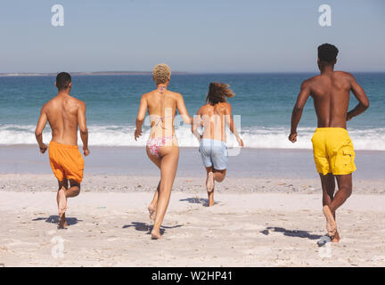 Eine Gruppe von Freunden zusammen, die auf den Strand Stockfoto