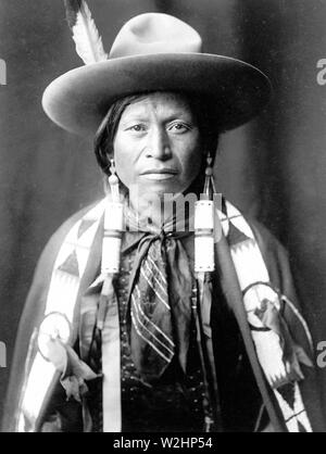 Edward S. Curtis Native American Indians - jicarilla Apache Indian Cowboy Hut tragen kann. 1905 Stockfoto