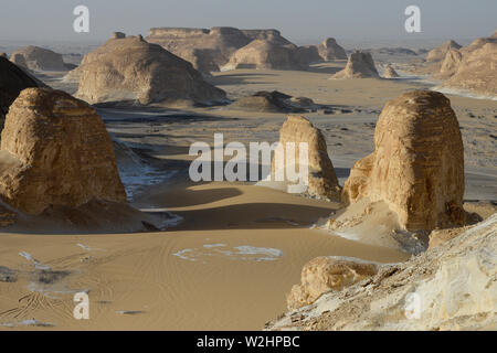 Ägypten, Farafra, Nationalpark Weiße Wüste, als Naqb Sillim-Pass von Treppen, durch Sand und Wind Erosion geformte Kalkstein und Kreidefelsen Stockfoto