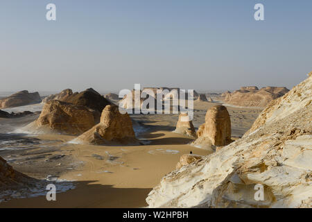 Ägypten, Farafra, Nationalpark Weiße Wüste, als Naqb Sillim-Pass von Treppen, durch Sand und Wind Erosion geformte Kalkstein und Kreidefelsen Stockfoto