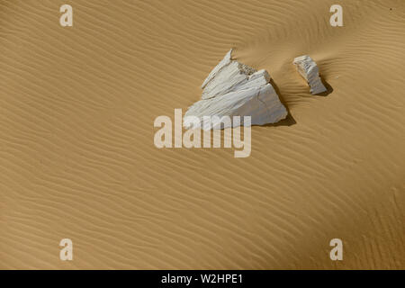 ÄGYPTEN, Farafra, Nationalpark Weiße Wüste, Flachland Sand und Felsen / ÄGYPTEN, Farafra, Nationalpark Weisse Wueste Stockfoto