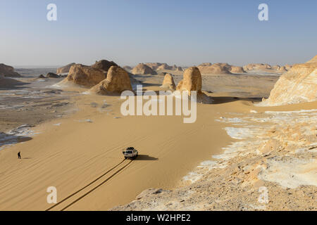 Ägypten, Farafra, Nationalpark Weiße Wüste, als Naqb Sillim-Pass von Treppen, durch Sand und Wind Erosion geformte Kalkstein und Kreidefelsen Stockfoto