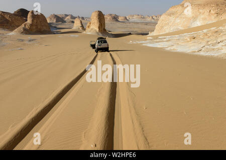 Ägypten, Farafra, Nationalpark Weiße Wüste, als Naqb Sillim-Pass von Treppen, durch Sand und Wind Erosion geformte Kalkstein und Kreidefelsen Stockfoto