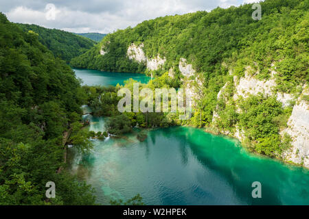 Mailänder See und Gavan's Lake durch die bewachsene Berghänge der Unteren Seen Canyon im Nationalpark Plitvicer Seen in Kroatien geschlossenen Stockfoto