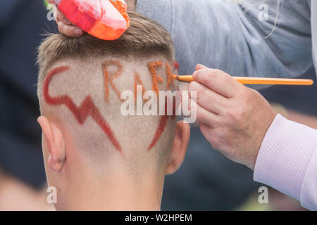 Wimbledon, London. UK. 9. Juli 2019. Ein Rafael Nadal tennis Fan erhält Haar Graffiti während über Nacht Queuing für Karten zu den Herren Viertelfinale ihre Lieblingsspieler in der Gerichte zu sehen. Credit: Amer ghazzal/Alamy leben Nachrichten Stockfoto