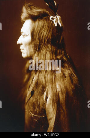 Edward S. Curtis Native American Indians - Schwarzer Adler, Nez Percé Mann, Kopf und Schultern portrait Ca. 1905 Stockfoto