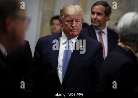 Präsidenten der Vereinigten Staaten Donald J. Trumpf kommt für ein Abendessen zu Ehren der Emir von Katar, Scheich Tamim Bin Hamad Al Thani in der Abteilung Treasury am Juli 8, 2019 in Washington, DC. Credit: Oliver Contreras/Pool über CNP | Verwendung weltweit Stockfoto