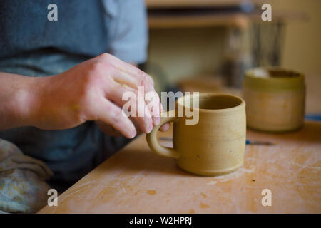 Professionelle männlichen Potter Arbeiten in Werkstatt, Studio Stockfoto