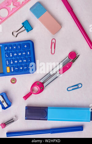 Verschiedene Schulbedarf, Draufsicht. Stockfoto