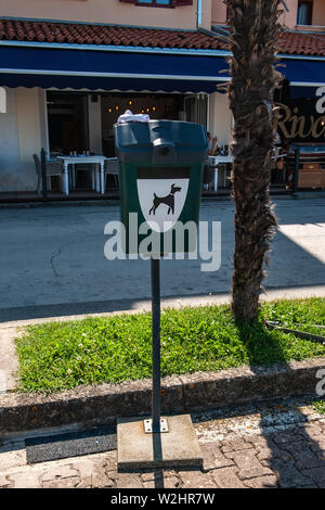 8. 28. 2012. Vrsar. Kroatien. Der Container für Abfallbeutel und Sammlung von Hund Abfall auf den Straßen von Vrsar. Aufrechterhaltung der Sauberkeit auf den Straßen Stockfoto