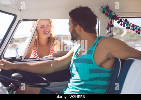 Mann im Wohnmobil im Gespräch mit Frau, während Frau außerhalb des Wagens Stockfoto