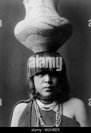 Edward S. Curits Native American Indians - San Ildefonso Mädchen mit grossen Krug auf dem Kopf ausgeglichen. 1927 Stockfoto