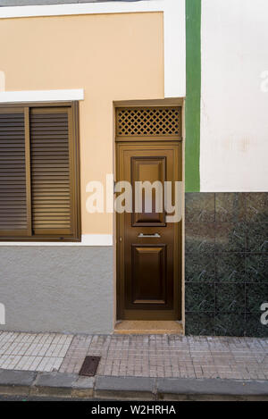 Geschlossen Metall, braunen Tür in einem Wohnhaus. Altes Haus auf der Insel Teneriffa. Stockfoto