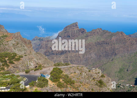 Geschlossen Metall, braunen Tür in einem Wohnhaus. Altes Haus auf der Insel Teneriffa. Stockfoto