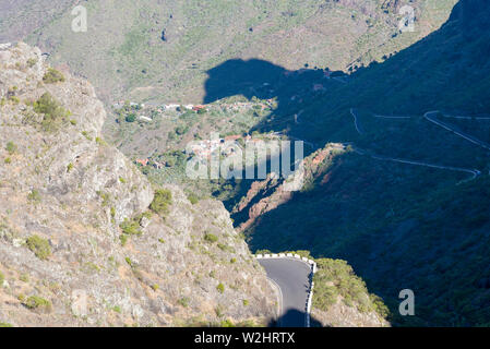 Geschlossen Metall, braunen Tür in einem Wohnhaus. Altes Haus auf der Insel Teneriffa. Stockfoto