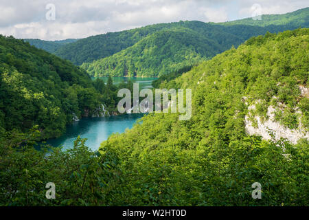 Rauschende Wasser von der Ziege See ergiesst sich die natürliche Hindernisse in der Mailand See im Nationalpark Plitvicer Seen in Kroatien Stockfoto