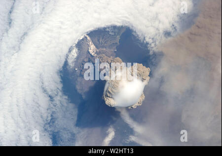 (12 Juni 2009) - - - sarychev Peak Vulkanausbruch, Kuril Inseln, ist in diesem Bild durch eine Expedition 20-Crew auf der Internationalen Raumstation fotografiert. Eine zufällige Umlaufbahn der Internationalen Raumstation erlaubt die Astronauten dieses eindrucksvolle Blick auf Vulkan Sarychev (Russland?s Kuril Inseln, im Nordosten von Japan) in einer frühen Phase der Eruption am 12. Juni 2009. Stockfoto