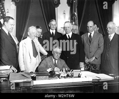 Franklin D. Roosevelt - Präsident Roosevelt mit Mitgliedern des Kongresses auf, als er Anzeichen einer Bank Rechnung 1933 Stockfoto