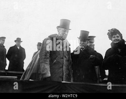 Präsident Woodrow Wilson, Woodrow Wilson und französischen Botschafter Jusserand an Weihnachten Überprüfung der A.E.F. Humes, Haute Marne, Frankreich ca. 12/25/1918 Stockfoto