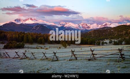 Panorama Ansicht des Longs Peak und Gebirge von außerhalb des Rocky Mountain National Park in Estes Park, Colorado Stockfoto