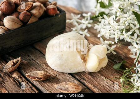 Frischen, traditionellen Süditalienischen Kuh oder Ziegen- und Schafskäse semi-soft Caciocavallo, Scamorza ist einsatzbereit. Stockfoto