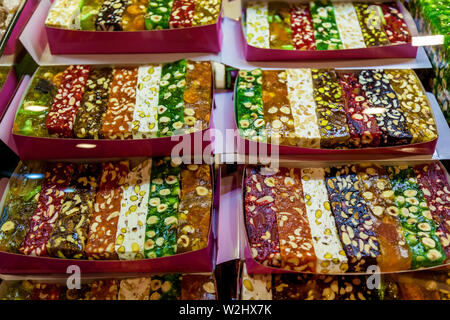 Türkische Spezialitäten bunte Schokoriegel Turkish Delight mit Muttern orientalische Süßigkeiten Stockfoto