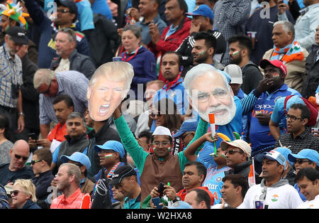 Lüfter hält bis Masken der amerikanische Präsident Donald Trump (links) und der indische Premierminister Narendra Modi während der ICC World Cup, Halbfinale im Emirates Old Trafford, Manchester. Stockfoto