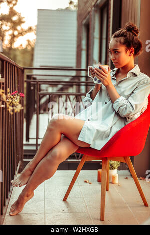 Schöne Mädchen mit fit Körper tragen Freund Shirt und Trinken Stockfoto