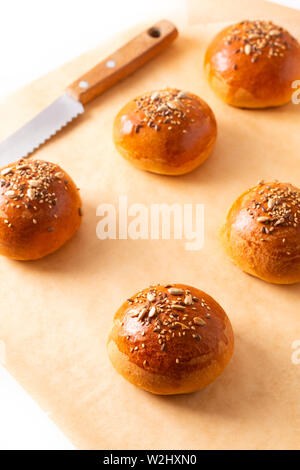 Essen Konzept Hausgemachte Hamburger Bun auf braunem pergament Papier Hintergrund mit Kopie Raum Stockfoto