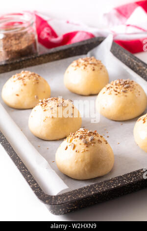 Essen Konzept erweist, Proofing Hefeteig der Hamburger Brötchen backen Pan vor dem Backen Stockfoto