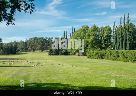 Naantali, Finnland - 28. Juni, 2019: Kultaranta, die offizielle Residenz des Präsidenten von Finnland. Flagge gehisst - Präsident ist dort. Stockfoto