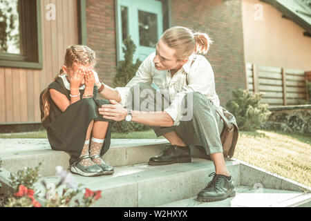 Langhaarige Mädchen ihre Tränen schließen mit Palmen Distressed Stockfoto