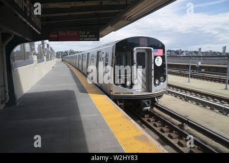 F Zug in die Smith-9th Street U-Bahn Station in der gowanus Nachbarschaft in Brooklyn, New York erhöht. Stockfoto