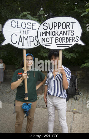 New Yorker sammeln über die Straße von Senator Chuck Schumer's Home in Park Slope, Brooklyn, NY auf nationaler Tag des Protestes in Bezug auf die Art und Weise, Asylbewerber, insbesondere Kindern in interment Lagern entlang der US-mexikanischen Grenze behandelt werden. Die Regierung ist nicht schnell genug, um die unmenschlichen Bedingungen dort zu lindern. Sie skandierten "in der Nähe der Camps". Stockfoto