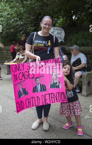 New Yorker sammeln über die Straße von Senator Chuck Schumer's Home in Park Slope, Brooklyn, NY auf nationaler Tag des Protestes in Bezug auf die Art und Weise, Asylbewerber, insbesondere Kindern in interment Lagern entlang der US-mexikanischen Grenze behandelt werden. Die Regierung ist nicht schnell genug, um die unmenschlichen Bedingungen dort zu lindern. Sie skandierten "in der Nähe der Camps". Stockfoto