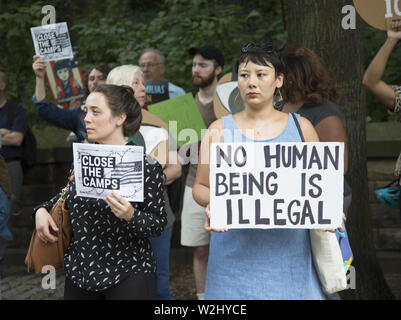 New Yorker sammeln über die Straße von Senator Chuck Schumer's Home in Park Slope, Brooklyn, NY auf nationaler Tag des Protestes in Bezug auf die Art und Weise, Asylbewerber, insbesondere Kindern in interment Lagern entlang der US-mexikanischen Grenze behandelt werden. Die Regierung ist nicht schnell genug, um die unmenschlichen Bedingungen dort zu lindern. Sie skandierten "in der Nähe der Camps". Stockfoto