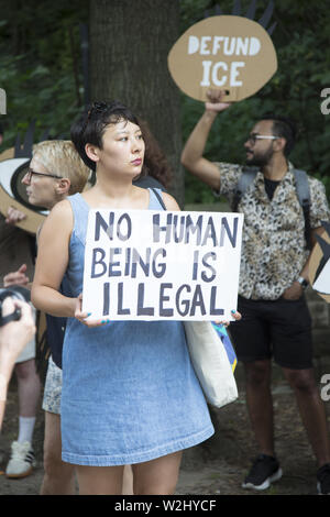 New Yorker sammeln über die Straße von Senator Chuck Schumer's Home in Park Slope, Brooklyn, NY auf nationaler Tag des Protestes in Bezug auf die Art und Weise, Asylbewerber, insbesondere Kindern in interment Lagern entlang der US-mexikanischen Grenze behandelt werden. Die Regierung ist nicht schnell genug, um die unmenschlichen Bedingungen dort zu lindern. Sie skandierten "in der Nähe der Camps". Stockfoto