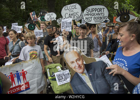 New Yorker sammeln über die Straße von Senator Chuck Schumer's Home in Park Slope, Brooklyn, NY auf nationaler Tag des Protestes in Bezug auf die Art und Weise, Asylbewerber, insbesondere Kindern in interment Lagern entlang der US-mexikanischen Grenze behandelt werden. Die Regierung ist nicht schnell genug, um die unmenschlichen Bedingungen dort zu lindern. Sie skandierten "in der Nähe der Camps". Stockfoto