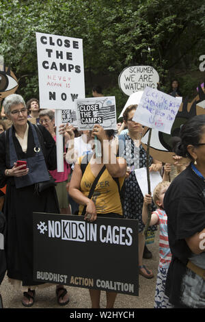 New Yorker sammeln über die Straße von Senator Chuck Schumer's Home in Park Slope, Brooklyn, NY auf nationaler Tag des Protestes in Bezug auf die Art und Weise, Asylbewerber, insbesondere Kindern in interment Lagern entlang der US-mexikanischen Grenze behandelt werden. Die Regierung ist nicht schnell genug, um die unmenschlichen Bedingungen dort zu lindern. Sie skandierten "in der Nähe der Camps". Stockfoto