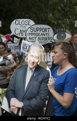 New Yorker sammeln über die Straße von Senator Chuck Schumer's Home in Park Slope, Brooklyn, NY auf nationaler Tag des Protestes in Bezug auf die Art und Weise, Asylbewerber, insbesondere Kindern in interment Lagern entlang der US-mexikanischen Grenze behandelt werden. Die Regierung ist nicht schnell genug, um die unmenschlichen Bedingungen dort zu lindern. Sie skandierten "in der Nähe der Camps". Stockfoto