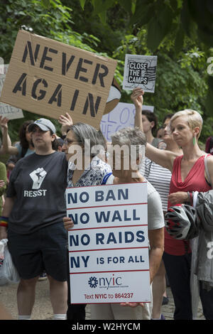 New Yorker sammeln über die Straße von Senator Chuck Schumer's Home in Park Slope, Brooklyn, NY auf nationaler Tag des Protestes in Bezug auf die Art und Weise, Asylbewerber, insbesondere Kindern in interment Lagern entlang der US-mexikanischen Grenze behandelt werden. Die Regierung ist nicht schnell genug, um die unmenschlichen Bedingungen dort zu lindern. Sie skandierten "in der Nähe der Camps". Stockfoto