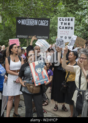 New Yorker sammeln über die Straße von Senator Chuck Schumer's Home in Park Slope, Brooklyn, NY auf nationaler Tag des Protestes in Bezug auf die Art und Weise, Asylbewerber, insbesondere Kindern in interment Lagern entlang der US-mexikanischen Grenze behandelt werden. Die Regierung ist nicht schnell genug, um die unmenschlichen Bedingungen dort zu lindern. Sie skandierten "in der Nähe der Camps". Stockfoto