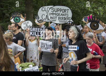 New Yorker sammeln über die Straße von Senator Chuck Schumer's Home in Park Slope, Brooklyn, NY auf nationaler Tag des Protestes in Bezug auf die Art und Weise, Asylbewerber, insbesondere Kindern in interment Lagern entlang der US-mexikanischen Grenze behandelt werden. Die Regierung ist nicht schnell genug, um die unmenschlichen Bedingungen dort zu lindern. Sie skandierten "in der Nähe der Camps". Stockfoto