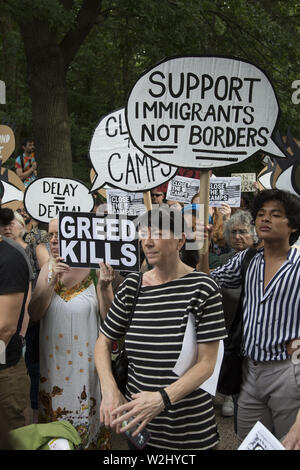 New Yorker sammeln über die Straße von Senator Chuck Schumer's Home in Park Slope, Brooklyn, NY auf nationaler Tag des Protestes in Bezug auf die Art und Weise, Asylbewerber, insbesondere Kindern in interment Lagern entlang der US-mexikanischen Grenze behandelt werden. Die Regierung ist nicht schnell genug, um die unmenschlichen Bedingungen dort zu lindern. Sie skandierten "in der Nähe der Camps". Stockfoto